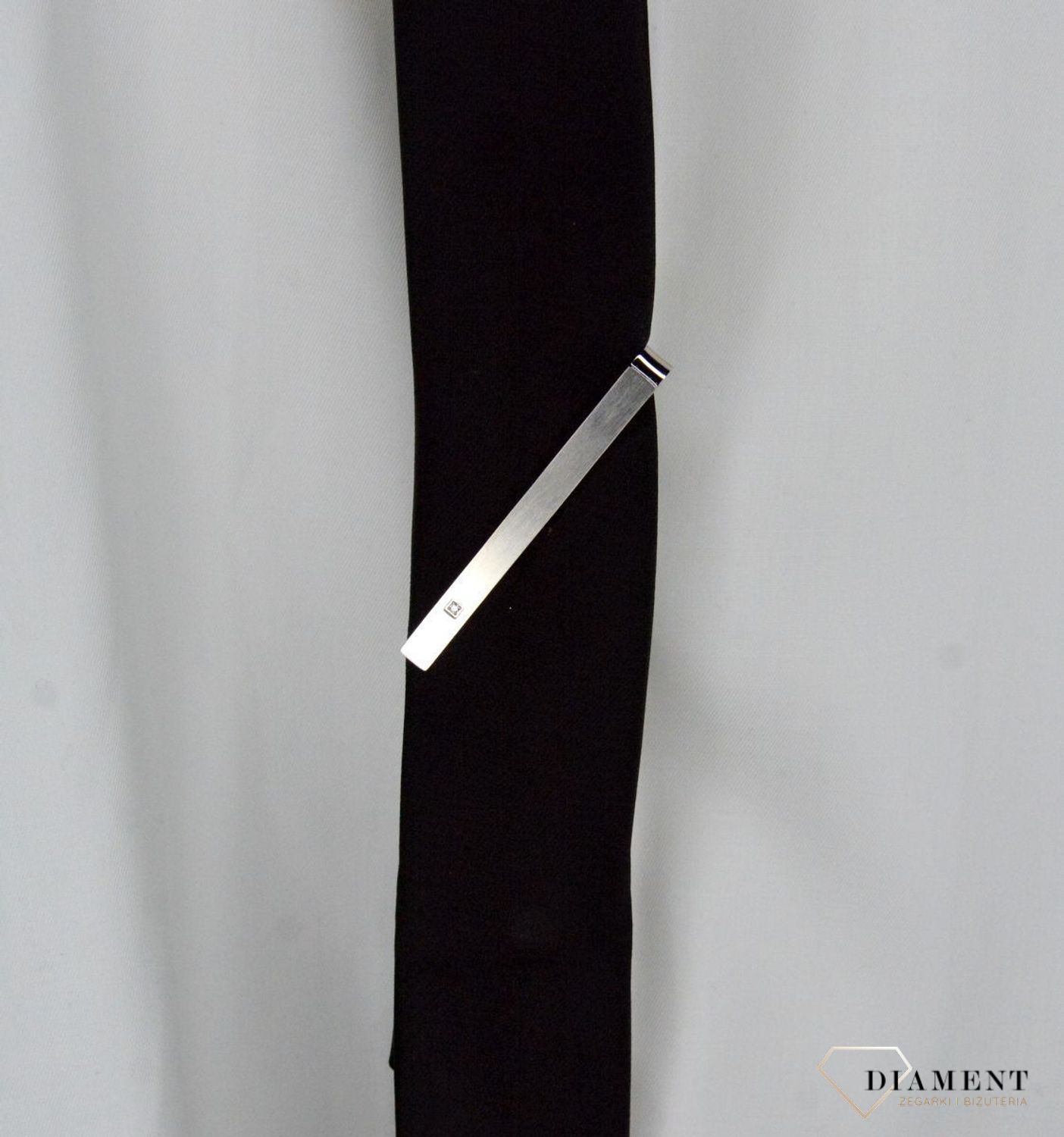 Spinka do krawatu Nomination z Diamentem 028312 008. Wąska spinka do krawata Strong Diamond Edition z czarnym diamentem i satynowym wykończeniem ze stali nierdzewnej.Idelana na prezent.webp